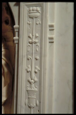 Petit pilastre de l'enfeu avec un fragment d'arcature à droite de sainte Marguerite, image 3/4