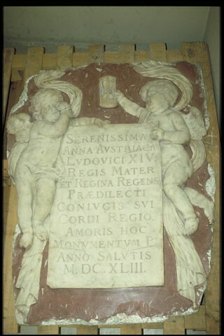 Dédicace de la reine Anne d'Autriche, élément du décor du monument au coeur de Louis XIII, image 3/3
