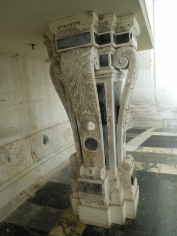 Console soutenant l'autel de la chapelle d'Anet, image 2/4