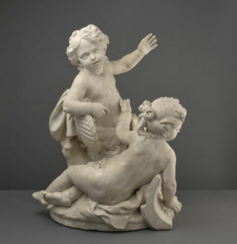 Deux enfants se disputant un bouquet près d'un vase rompu, image 3/5
