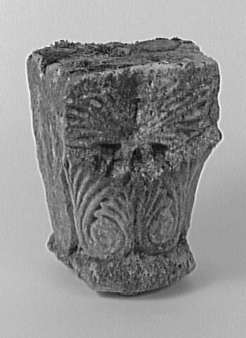 Chapiteau d'angle à décor végétal, image 3/3
