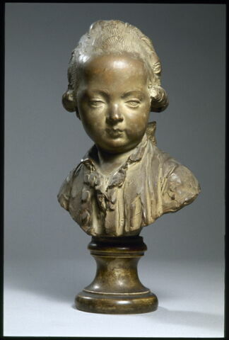 Jeune garçon en costume du XVIII e siècle