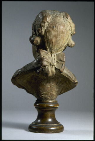 Jeune garçon en costume du XVIII e siècle, image 3/7