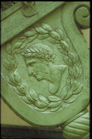 Enseigne surmonté d'un aigle à deux têtes, image 3/3
