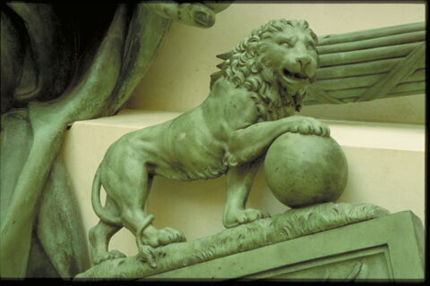 Enseigne surmonté d'un lion tenant un globe, image 2/2