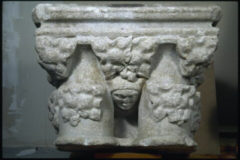 Chapiteau double, adossé, décoré de feuillages et d'une tête, image 4/5