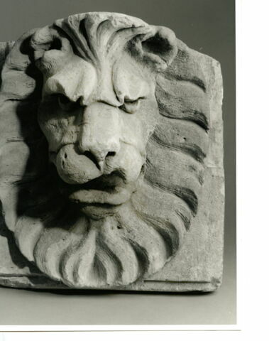 Mascaron d'angle orné d'une tête de lion