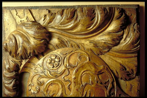 Panneau de boiserie à décor de trophée guerrier, image 4/5