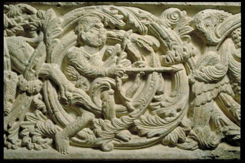 Fragment de linteau à décor de rinceau habité, image 3/5