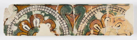 Fragment de plaque de revêtement mural ou d'iconostase à décor de demi-rosaces