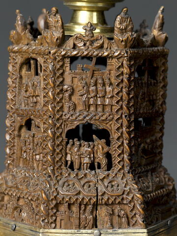 Croix-reliquaire en bois, sculptée de dix-huit scènes de la vie du Christ et trois reliquaires aux extrémités, image 24/29