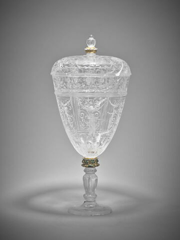 Vase conique couvert