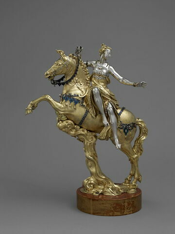 Statue féminine équestre servant d'aiguière : Clélie sur son cheval