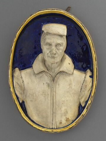 Plaque ovale : buste de femme dans un médaillon