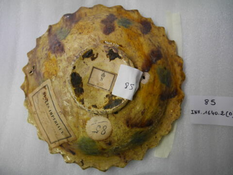 Coupe ronde : rosace en relief, image 2/2