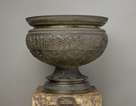 Coupe ornée d'arabesques et de bas-reliefs en partie imités de l'antique