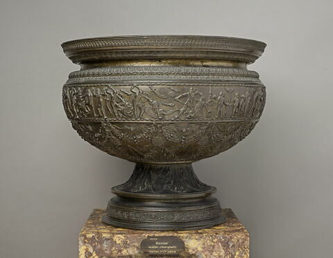 Coupe ornée d'arabesques et de bas-reliefs en partie imités de l'antique, image 2/7