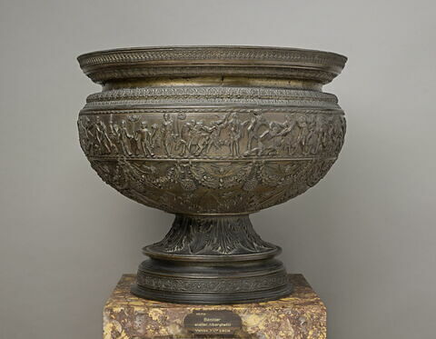 Coupe ornée d'arabesques et de bas-reliefs en partie imités de l'antique, image 3/7