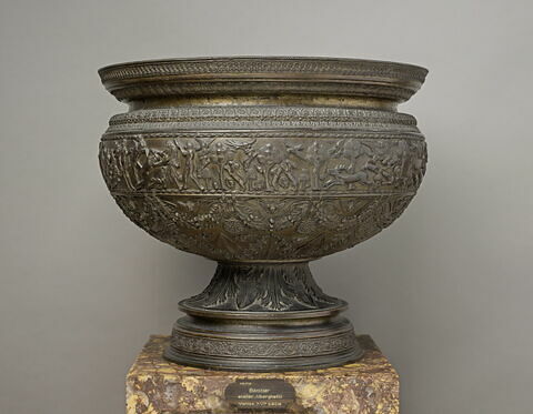 Coupe ornée d'arabesques et de bas-reliefs en partie imités de l'antique, image 4/7