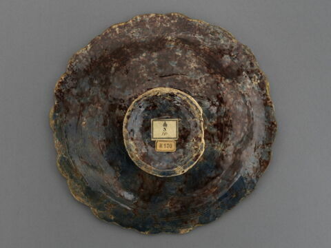 Coupe ronde : six mascarons et fleurs, image 2/4