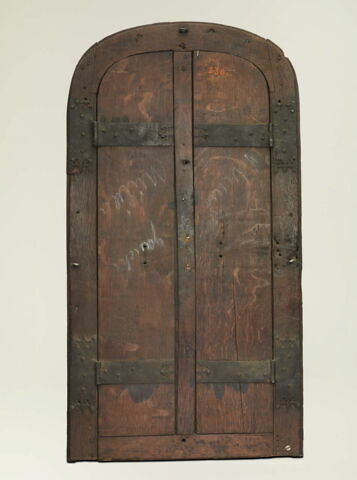 Châssis de fenêtre avec volets provenant d'une maison à Rouen, image 2/2