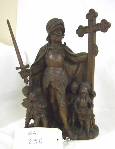 Groupe sculpté : chevalier tenant une croix et protégeant des soldats sous son manteau, image 3/3