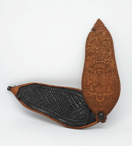 Râpe à tabac sculptée avec armoiries, image 2/4