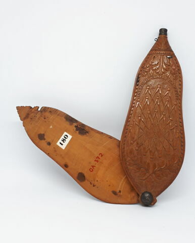 Râpe à tabac sculptée avec armoiries, image 4/4