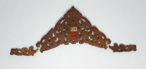 Couronnement d'un cadre en bois ajouré, image 2/3