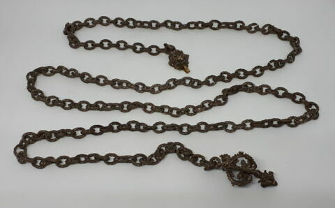 Chaîne de ceinture terminée par un pendentif à six branches