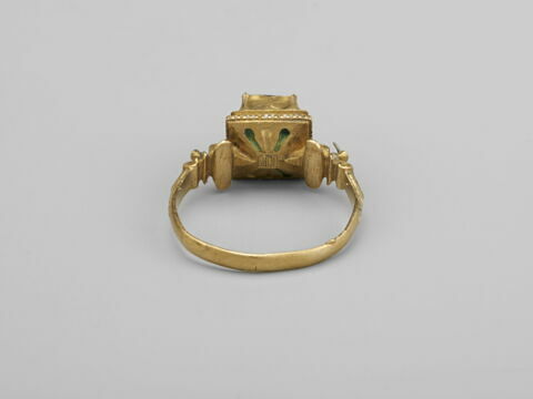 Bague en or émaillé avec pierre verte (émeraude ?), image 2/2
