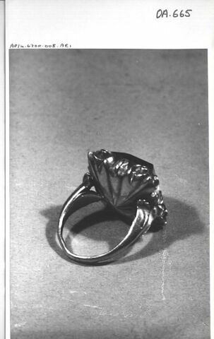 Bague en or émaillé et rubis cabochon, image 2/2