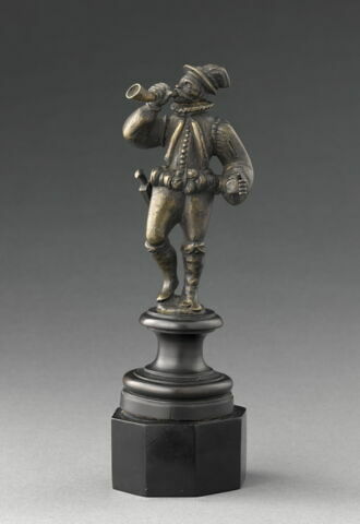 Statuette : chasseur sonnant du cor