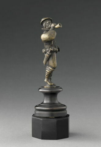 Statuette : chasseur sonnant du cor, image 4/5