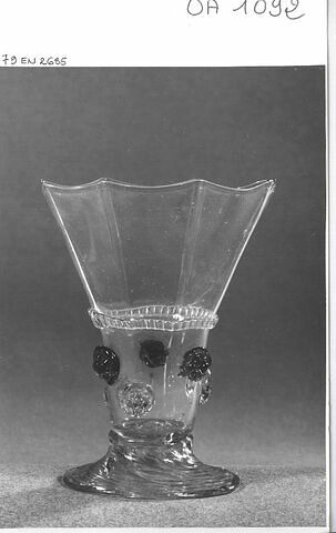 Verre à pied à huit pans, image 2/4