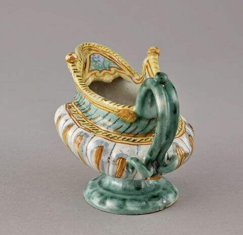 Saucière godronnée à bec, sur pied court, image 2/5