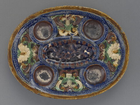 Plat ovale : quatre cavités rondes et une cavité centrale ovale