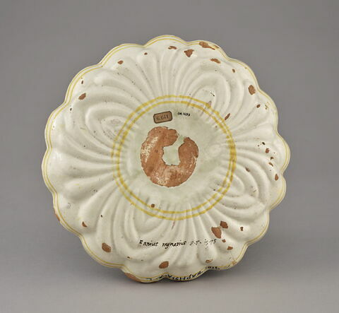 Coupe ronde  godronnée : Le Baptême du Christ, image 3/3