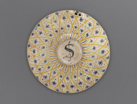 Assiette ronde : profil gauche de femme en buste, image 2/4