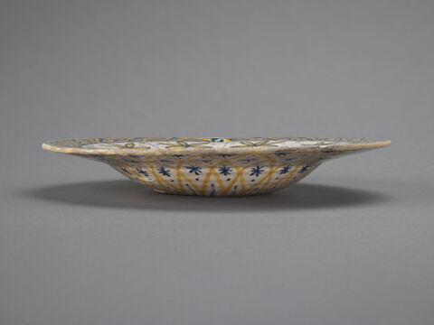 Assiette ronde : profil gauche de femme en buste, image 3/4