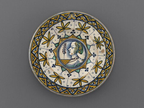 Assiette ronde : profil gauche de femme en buste