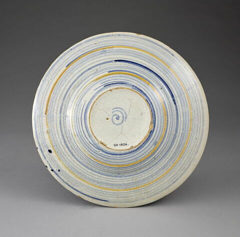 Plat rond : musicienne, image 2/3