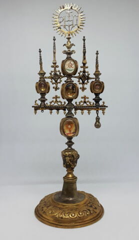 Reliquaire en forme d'édicule à clochetons, monté sur pied haut, image 2/2