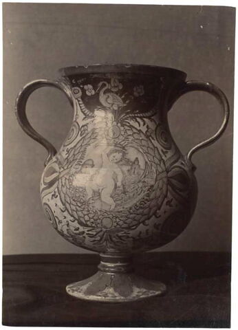 Vase à deux anses : Amour chevauchant un dauphin et profil de Maure, image 7/7