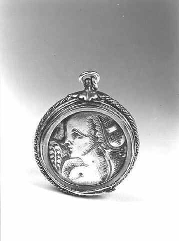 Pendentif : buste de femme de profil / rosace