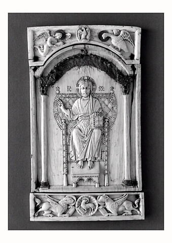 Élément inférieur d'un plat de reliure précieuse, conçu pour compléter un relief byzantin (OA 2590 le Christ trônant) : symboles des évangélistes Marc (lion) et Luc (taureau), et Agneau de Dieu au centre, image 2/5