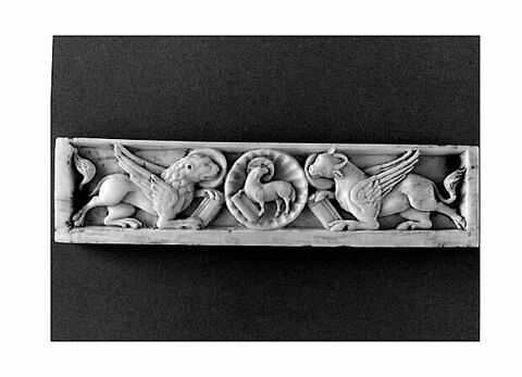 Élément inférieur d'un plat de reliure précieuse, conçu pour compléter un relief byzantin (OA 2590 le Christ trônant) : symboles des évangélistes Marc (lion) et Luc (taureau), et Agneau de Dieu au centre, image 4/5