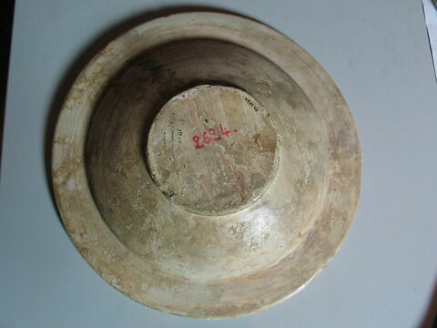 Plat creux : jeune homme de profil marchant, image 4/6