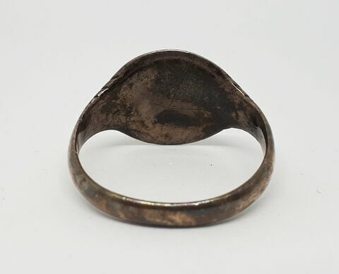 Bague à chaton gravé et niellé d'un profil de tête de femme, image 3/3