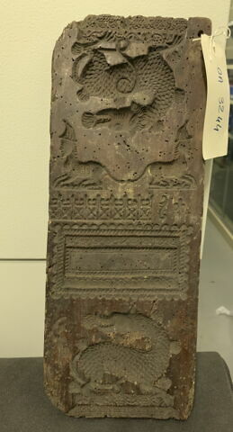 Plaque en bois sculpté servant de moule